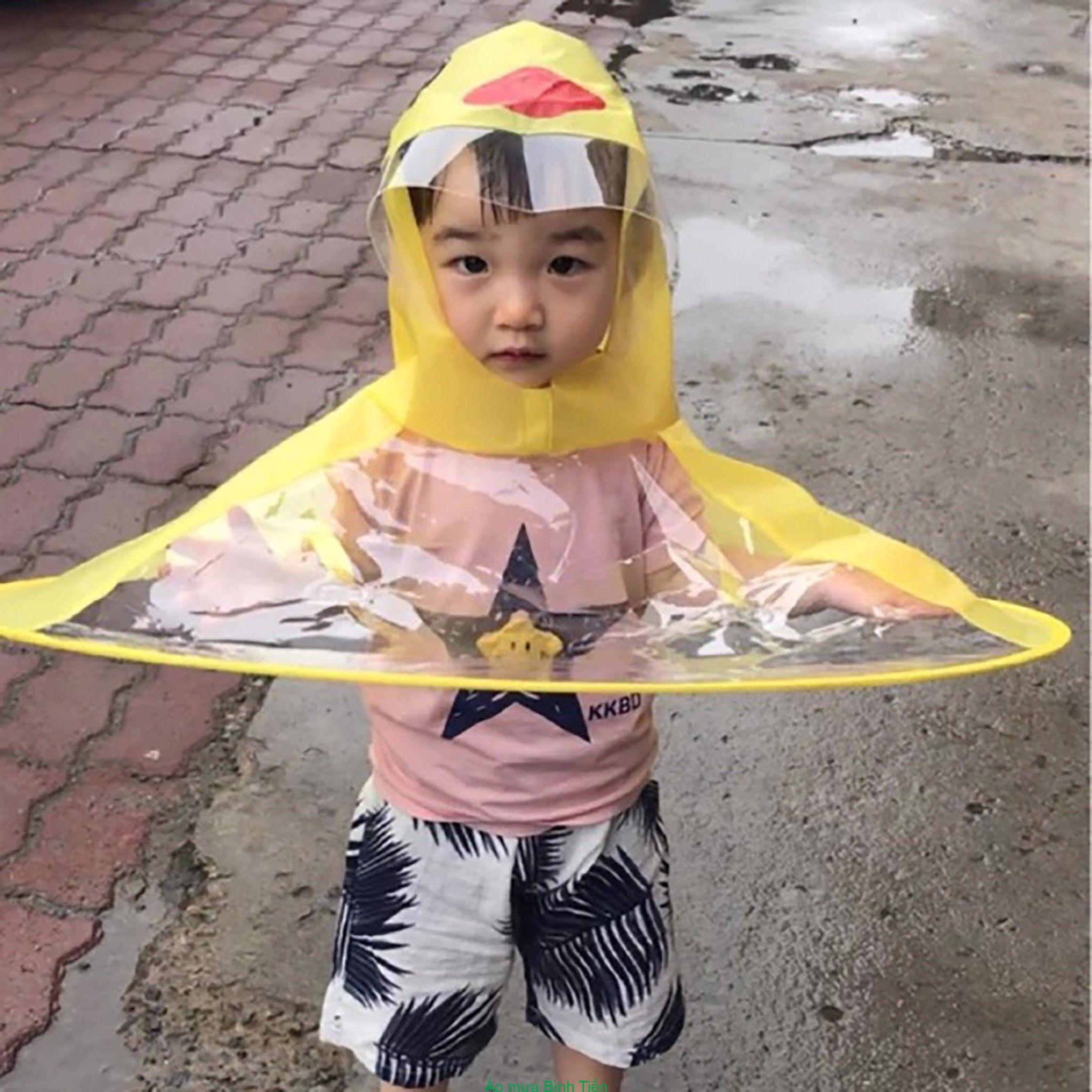 em bé mặc áo mưa